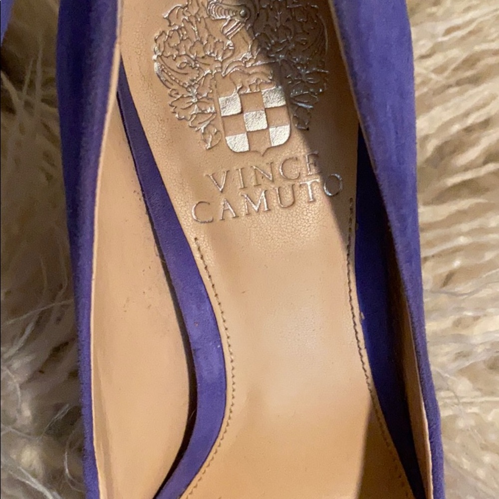 VINCE CAMUTO Leather Pointed Toe Pumps